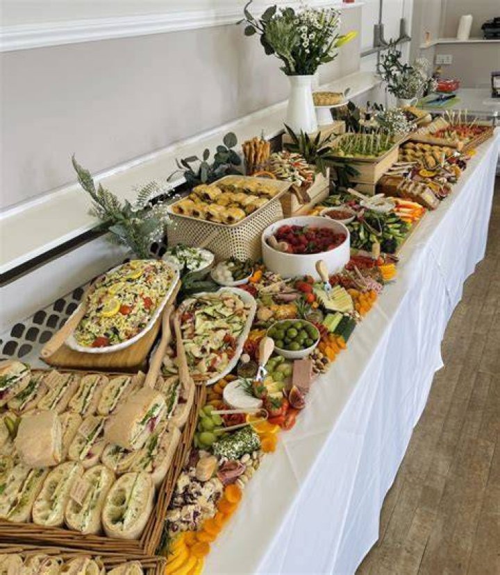 How do you organize a wedding buffet?