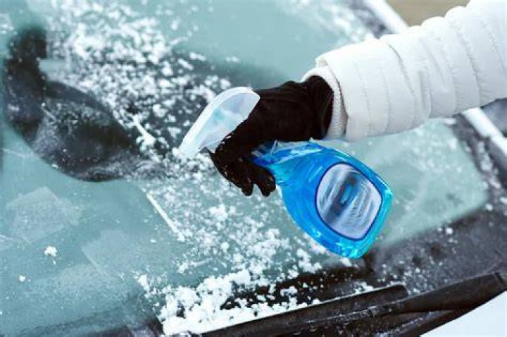 How do you remove ice from windshield with vinegar?