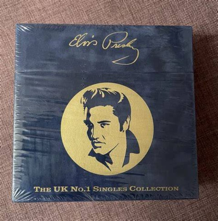 How many No 1 singles did Elvis have in the UK?