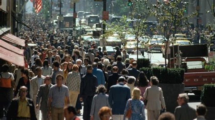How many people live in Cerritos?