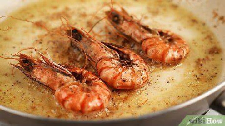Is it safe to cook frozen prawns?