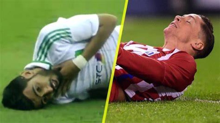 Which football player died on the pitch?